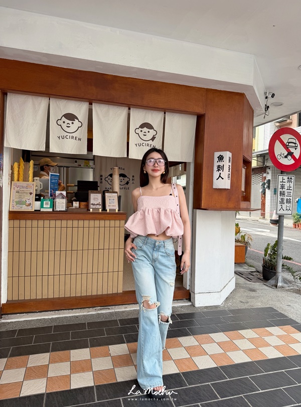 膝破損刷白牛仔喇叭褲